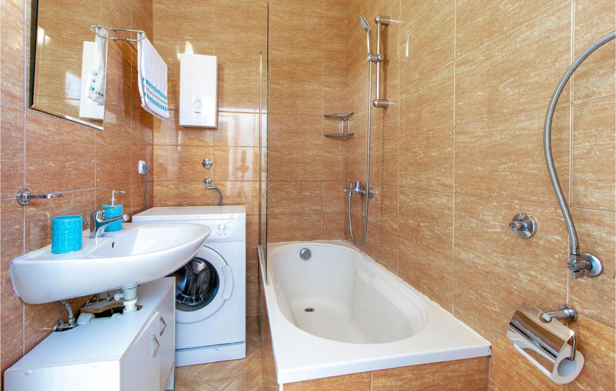 Stunning Apartment In Dramalj With House Sea View מראה חיצוני תמונה