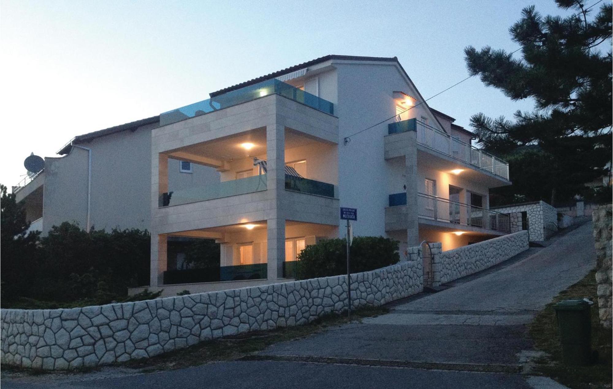 Stunning Apartment In Dramalj With House Sea View מראה חיצוני תמונה